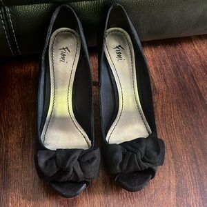 Black open toe shoes with cloth bow by toe. Size 7 1/2W